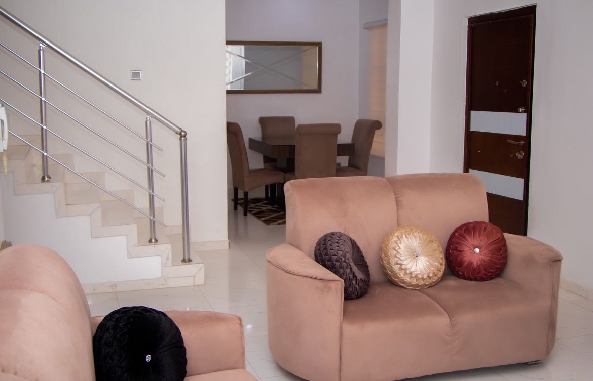 (Call 07034894985) 4 Bedroom Duplex for Shortlets by Chevron Tollgate. photo 3
