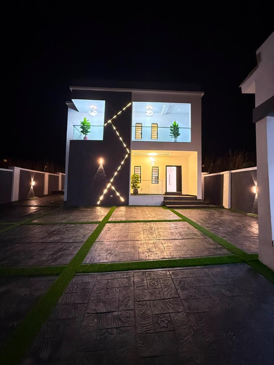 Exclusive 4-Bedroom Duplex with a Gateman House photo 3