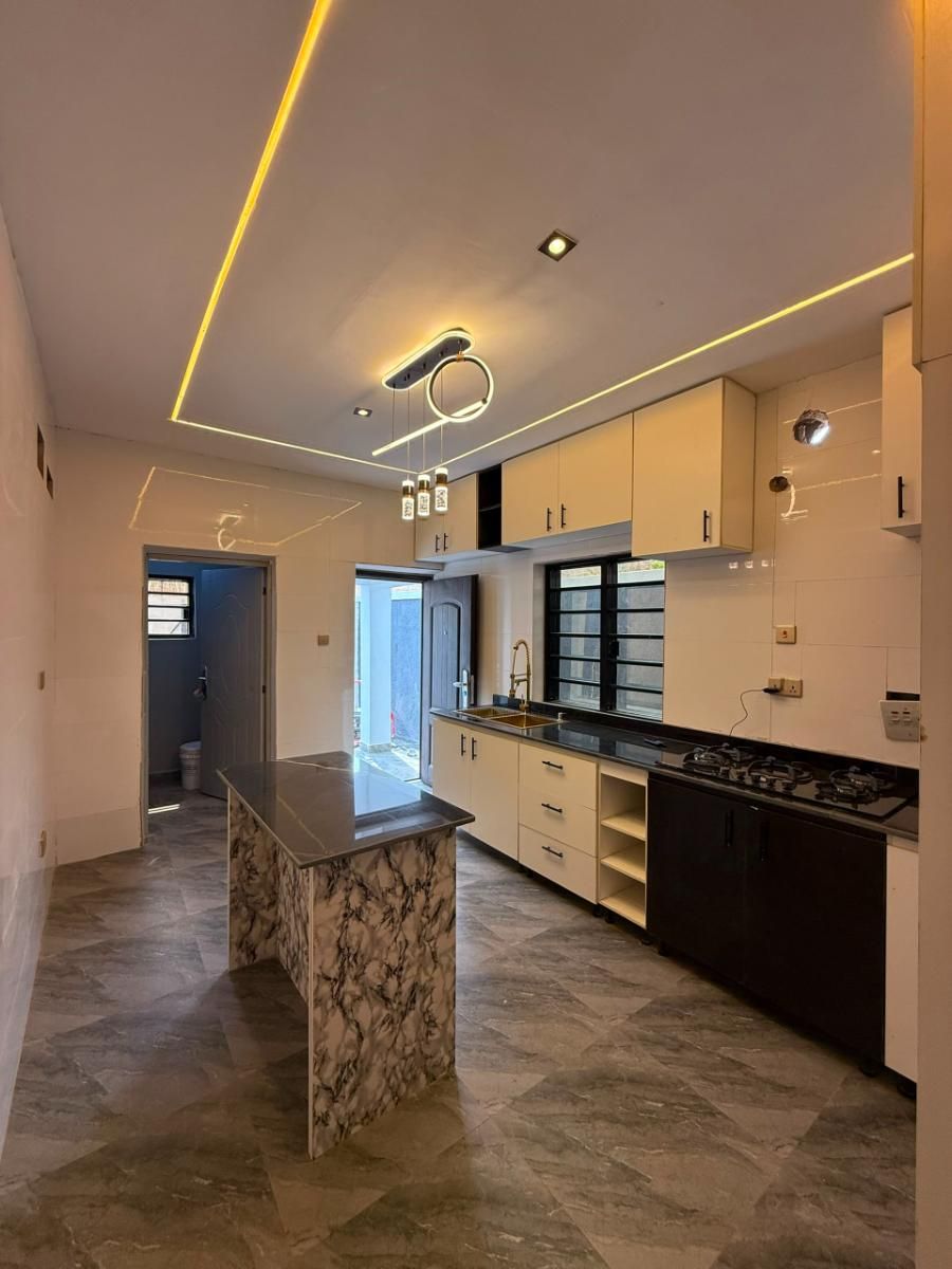 Exclusive 4-Bedroom Duplex with a Gateman House photo 6